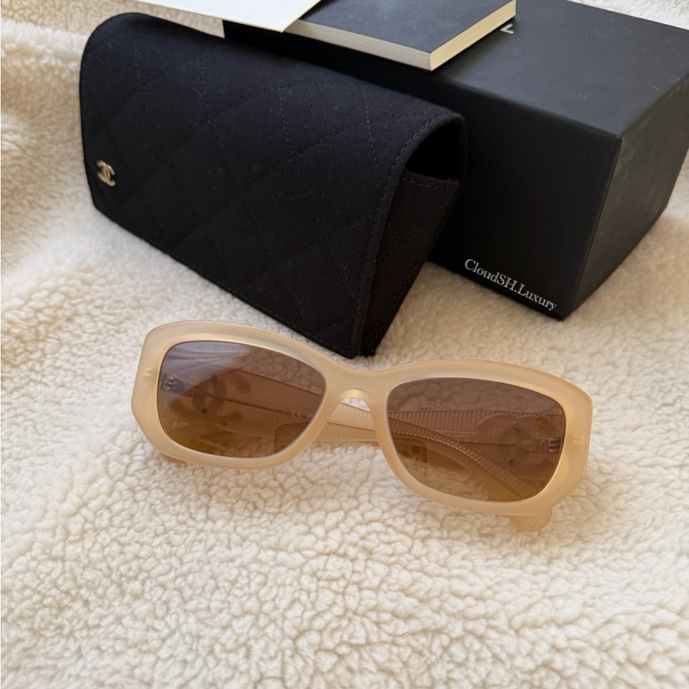 Auth Chanel Classic CC Logo Beige Sunglasses 5493 - Great Condition